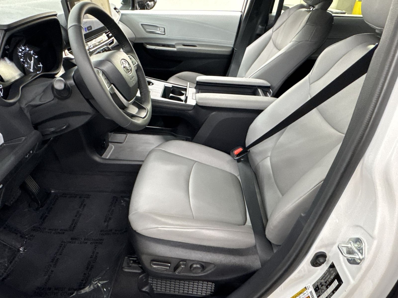 Used 2026 Toyota Sienna XLE FWD image 16