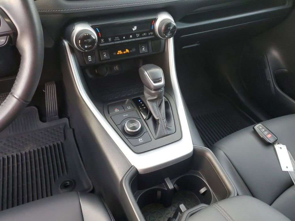 Used 2023 Toyota RAV4 XLE Premium image 25
