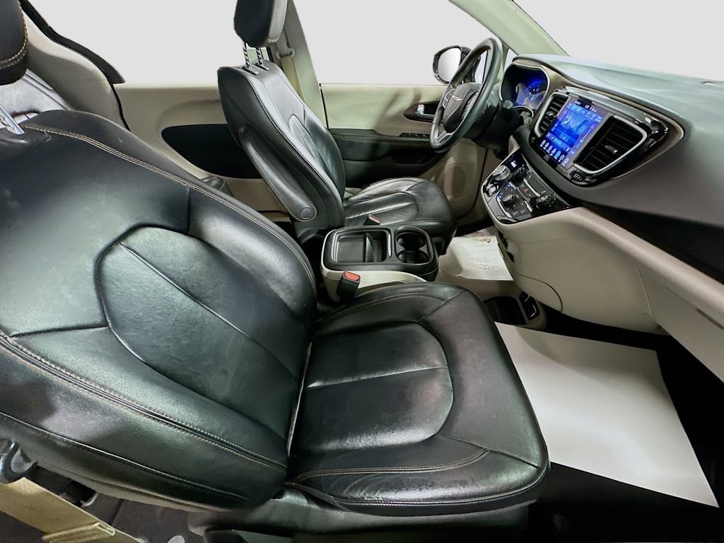 Used 2017 Chrysler Pacifica Touring-L image 29