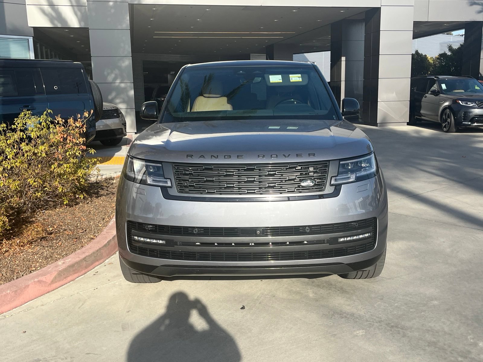 Certified 2025 Land Rover Range Rover SE AWD/4WD image 2