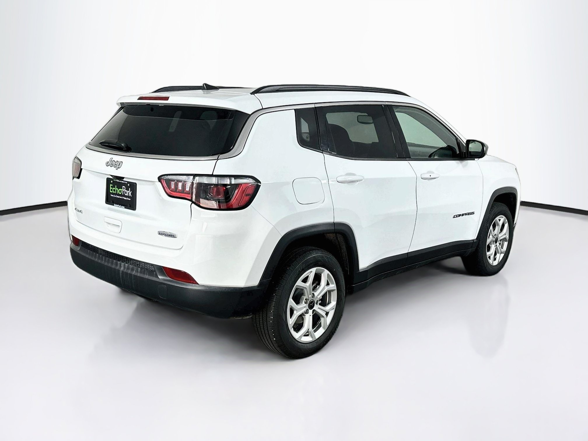 Used 2025 Jeep Compass Latitude w/ Sun & Sound Group AWD/4WD image 9