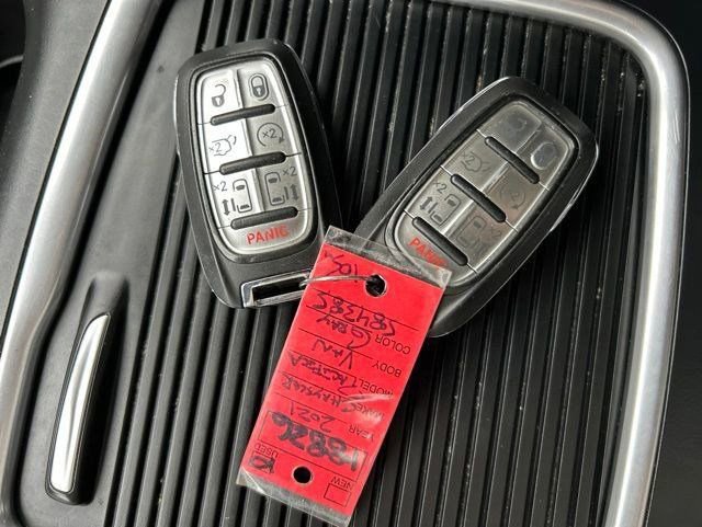 Used 2021 Chrysler Pacifica Touring-L FWD image 52