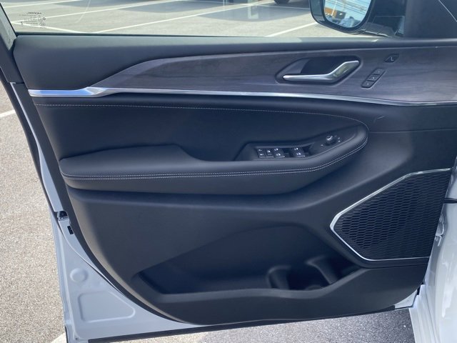 New 2025 Jeep Grand Cherokee L Overland image 12