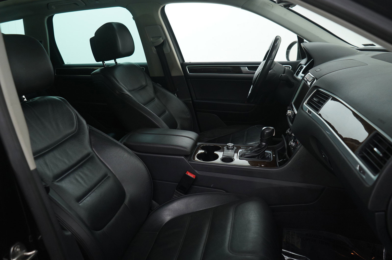 Used 2014 Volkswagen Touareg TDI image 11