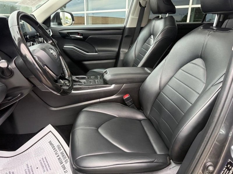 Used 2021 Toyota Highlander XLE AWD/4WD image 17