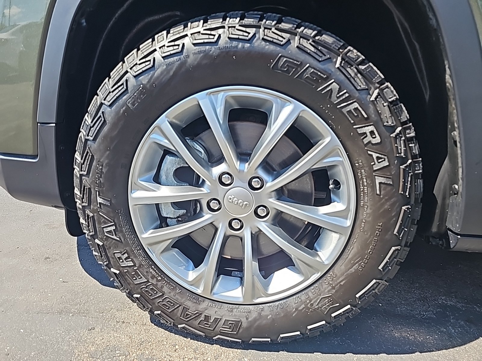 Used 2021 Jeep Cherokee Latitude Plus w/ Mopar Interior Package AWD/4WD image 25