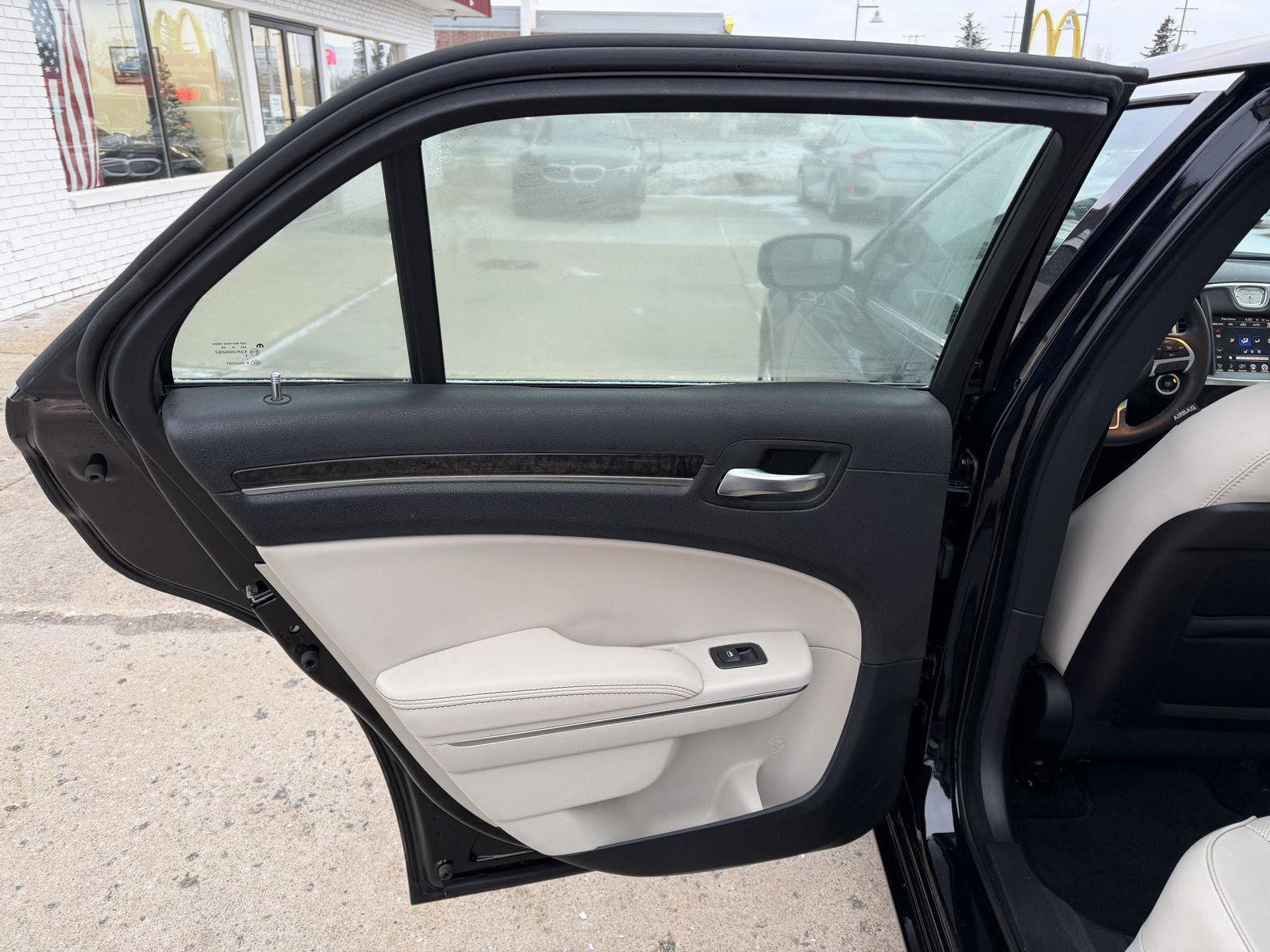 Used 2016 Chrysler 300 C image 18