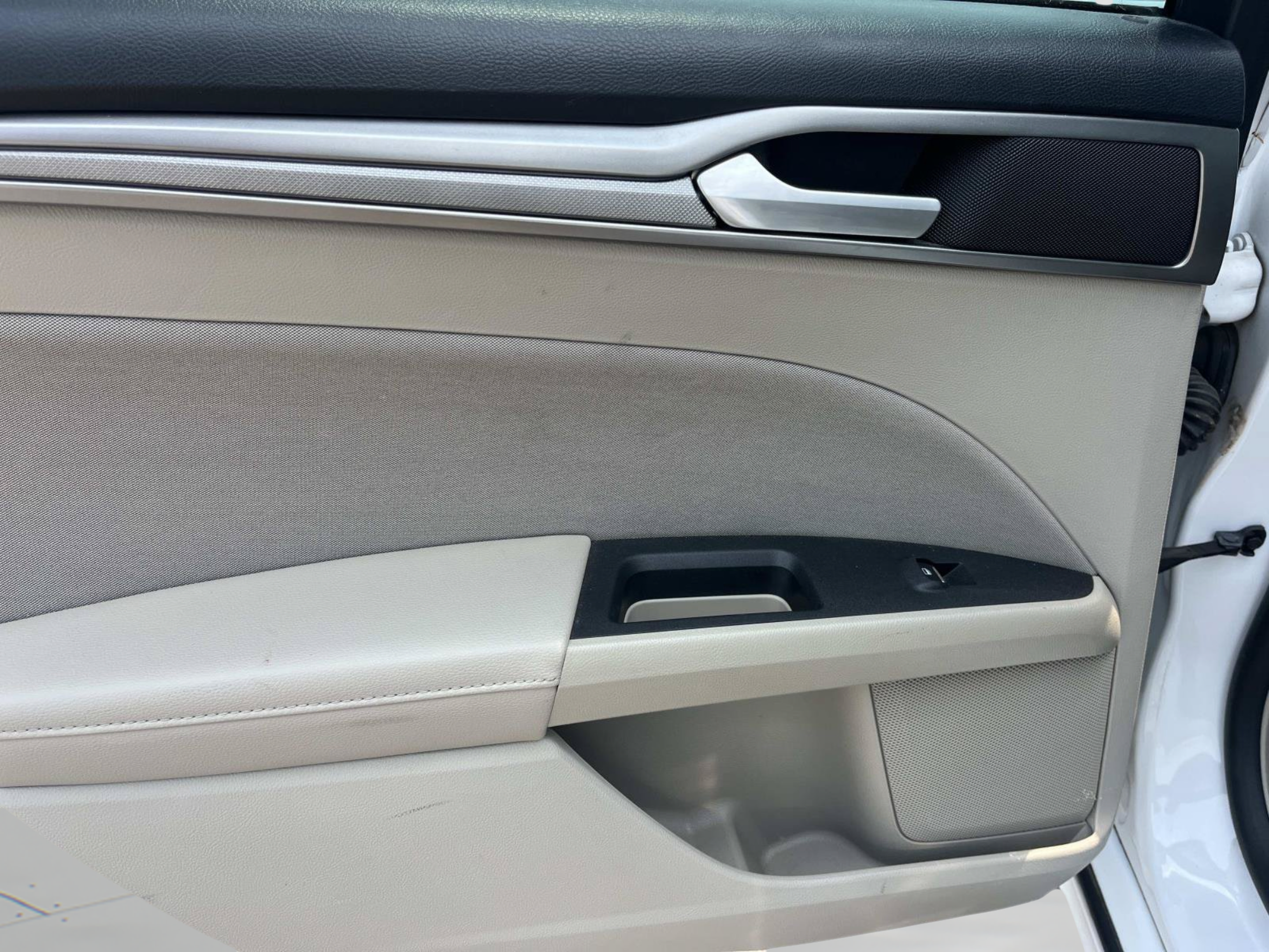 Used 2019 Ford Fusion SE FWD image 16