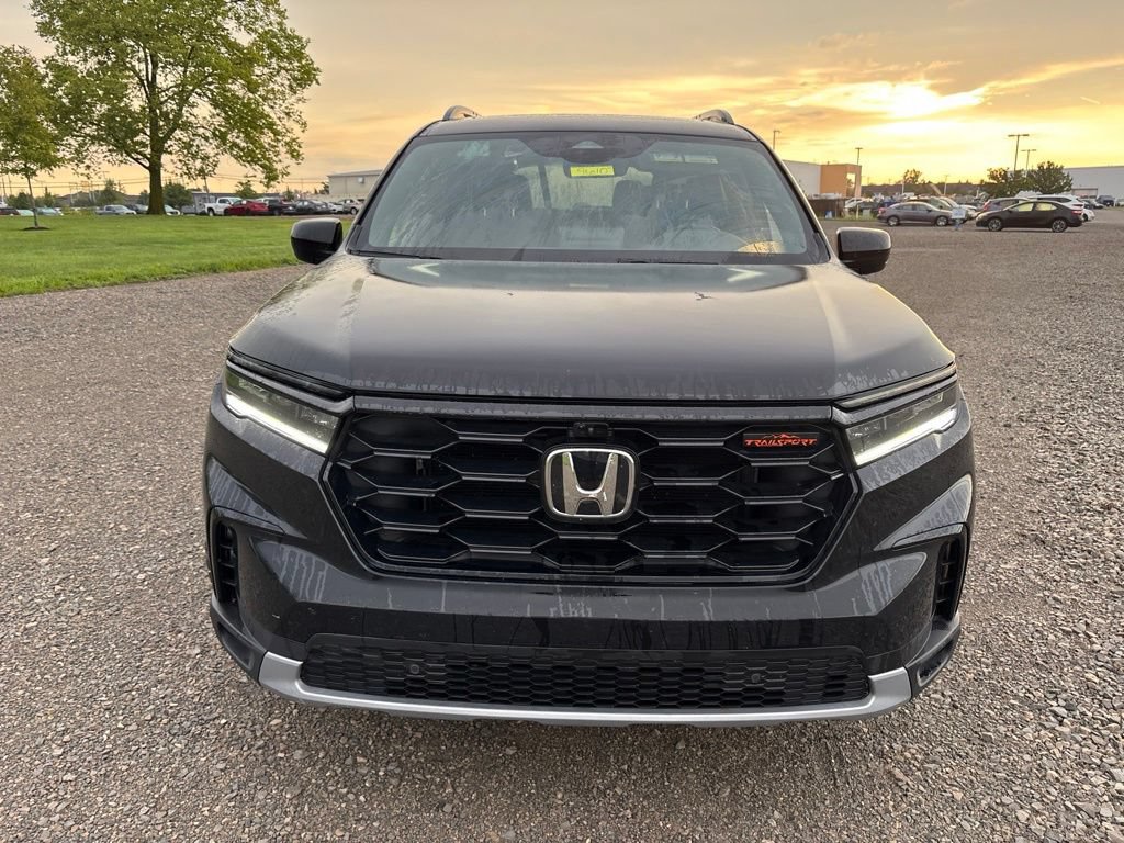 Used 2025 Honda Pilot TrailSport image 2