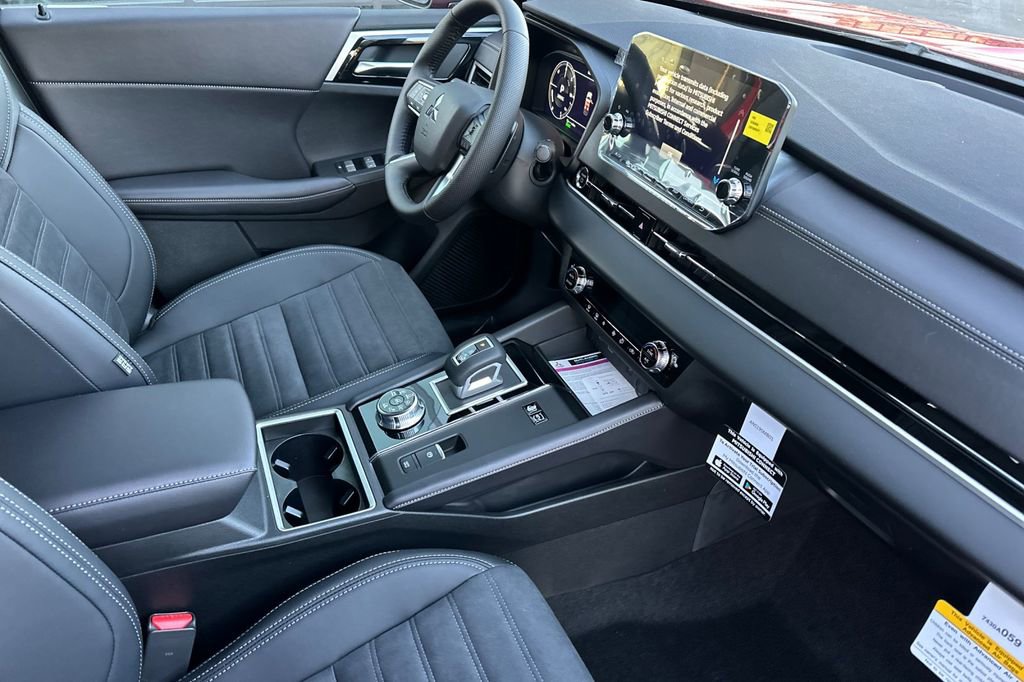 New 2025 Mitsubishi Outlander SE image 17