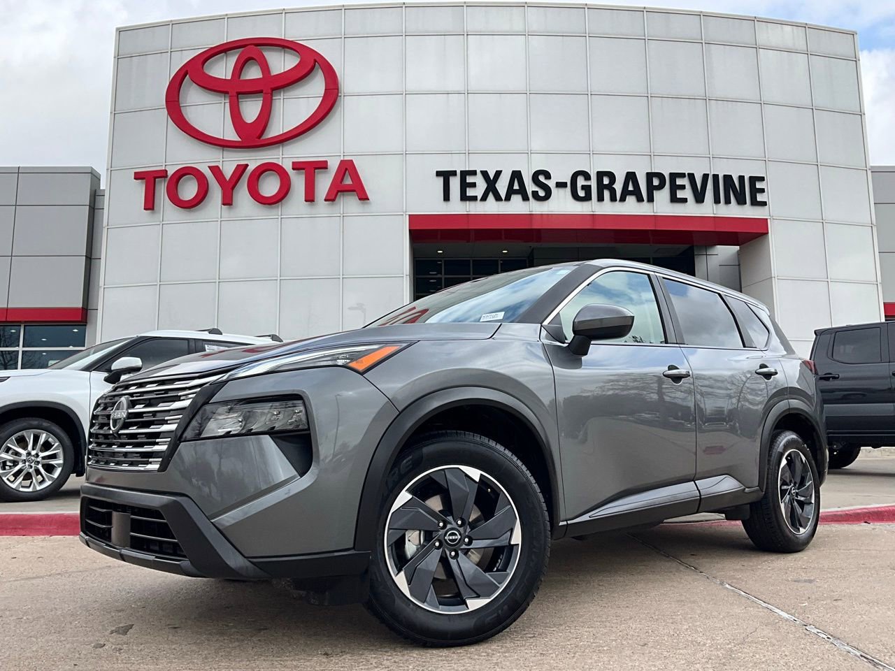 Used 2025 Nissan Rogue SV image 2