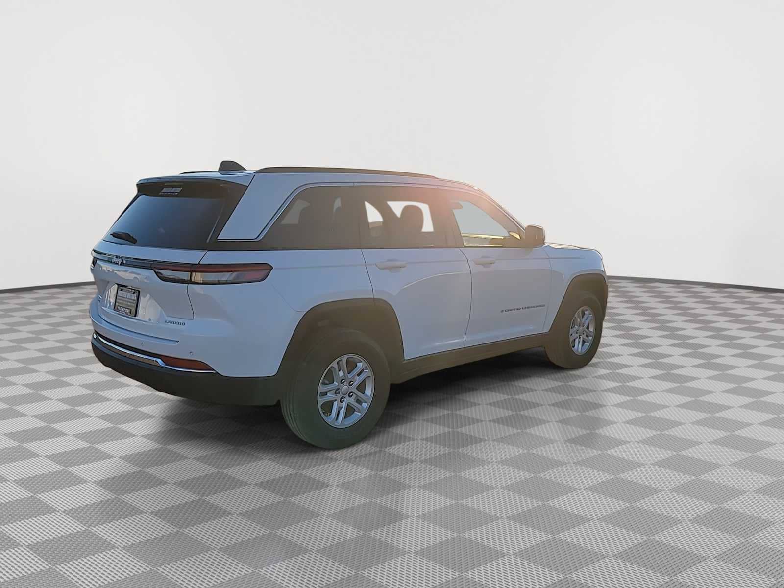 Used 2024 Jeep Grand Cherokee Laredo AWD/4WD image 8