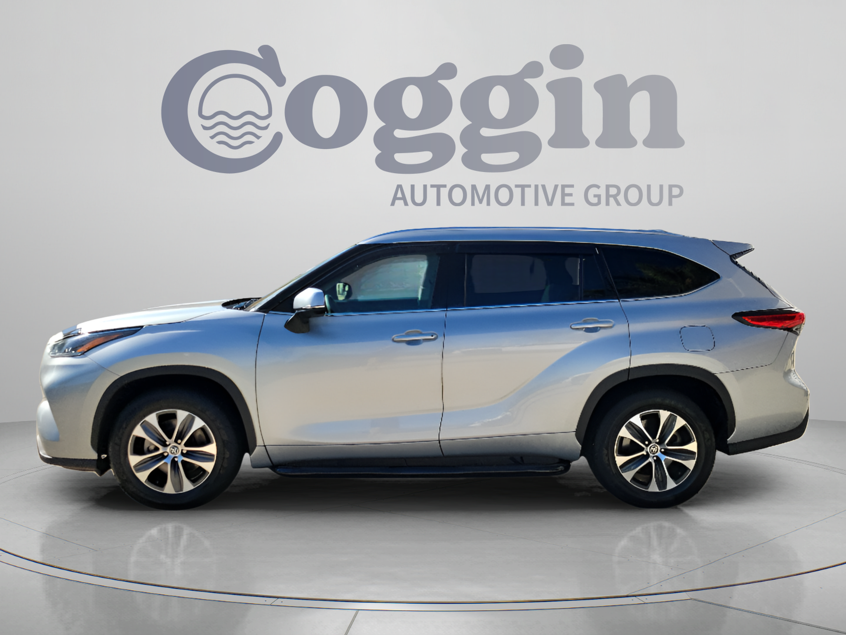 Used 2021 Toyota Highlander XLE FWD image 2