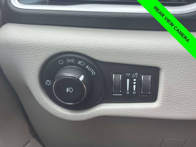 Used 2023 Chrysler Pacifica Touring-L FWD image 11