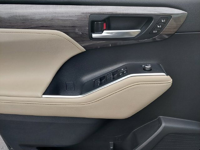 Used 2023 Toyota Highlander Limited FWD image 43