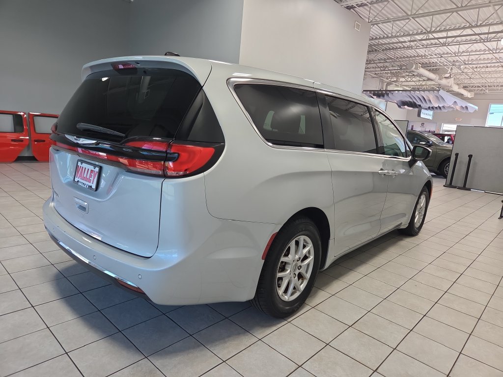 Used 2023 Chrysler Pacifica Touring-L FWD image 11
