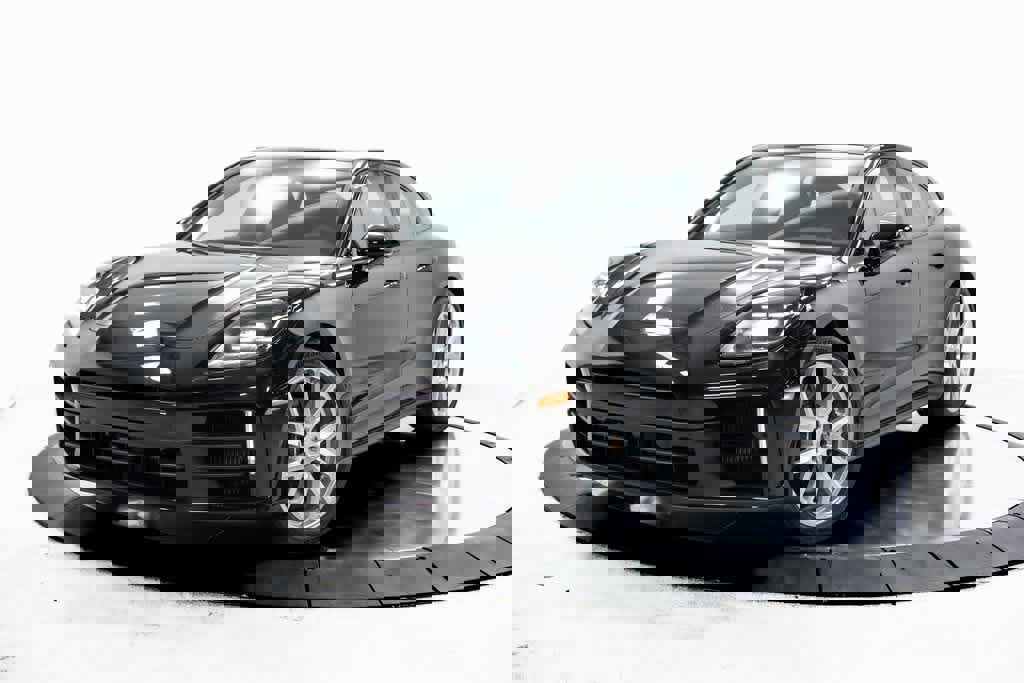 New 2025 Porsche Panamera 4 image 1