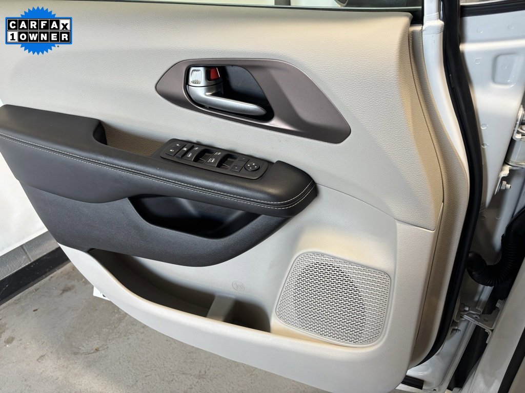 Used 2022 Chrysler Voyager LX image 12