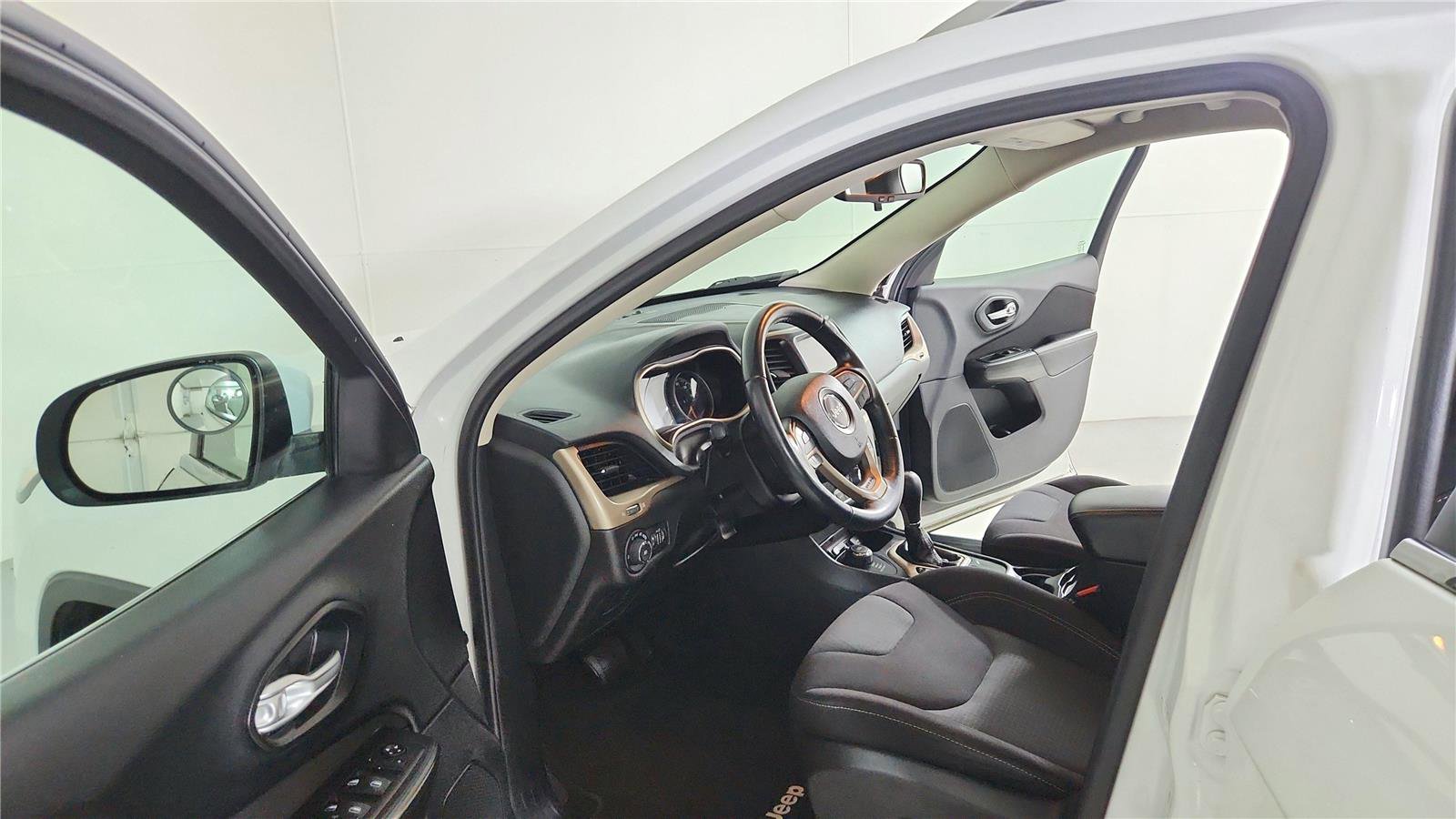 Used 2016 Jeep Cherokee Latitude w/ Comfort & Sound Group AWD/4WD image 9