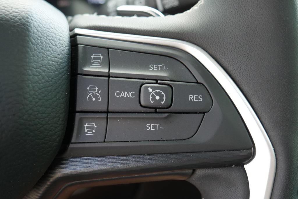 Used 2025 Jeep Grand Cherokee Laredo X w/ Luxury Tech Group I AWD/4WD image 16