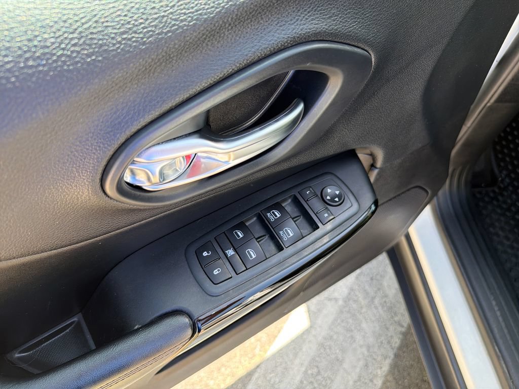 Used 2020 Jeep Cherokee Latitude Plus AWD/4WD image 18