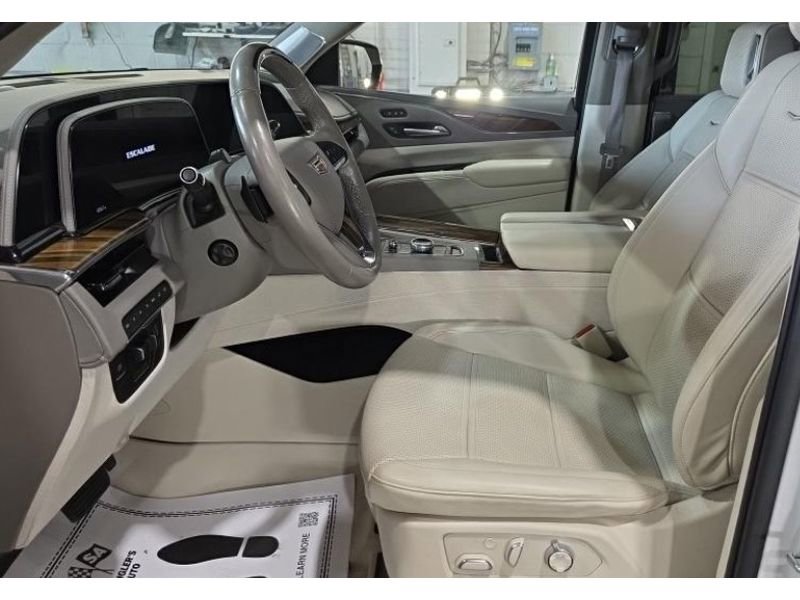 Used 2024 Cadillac Escalade Sport Platinum w/ LPO, ONYX Package AWD/4WD image 7