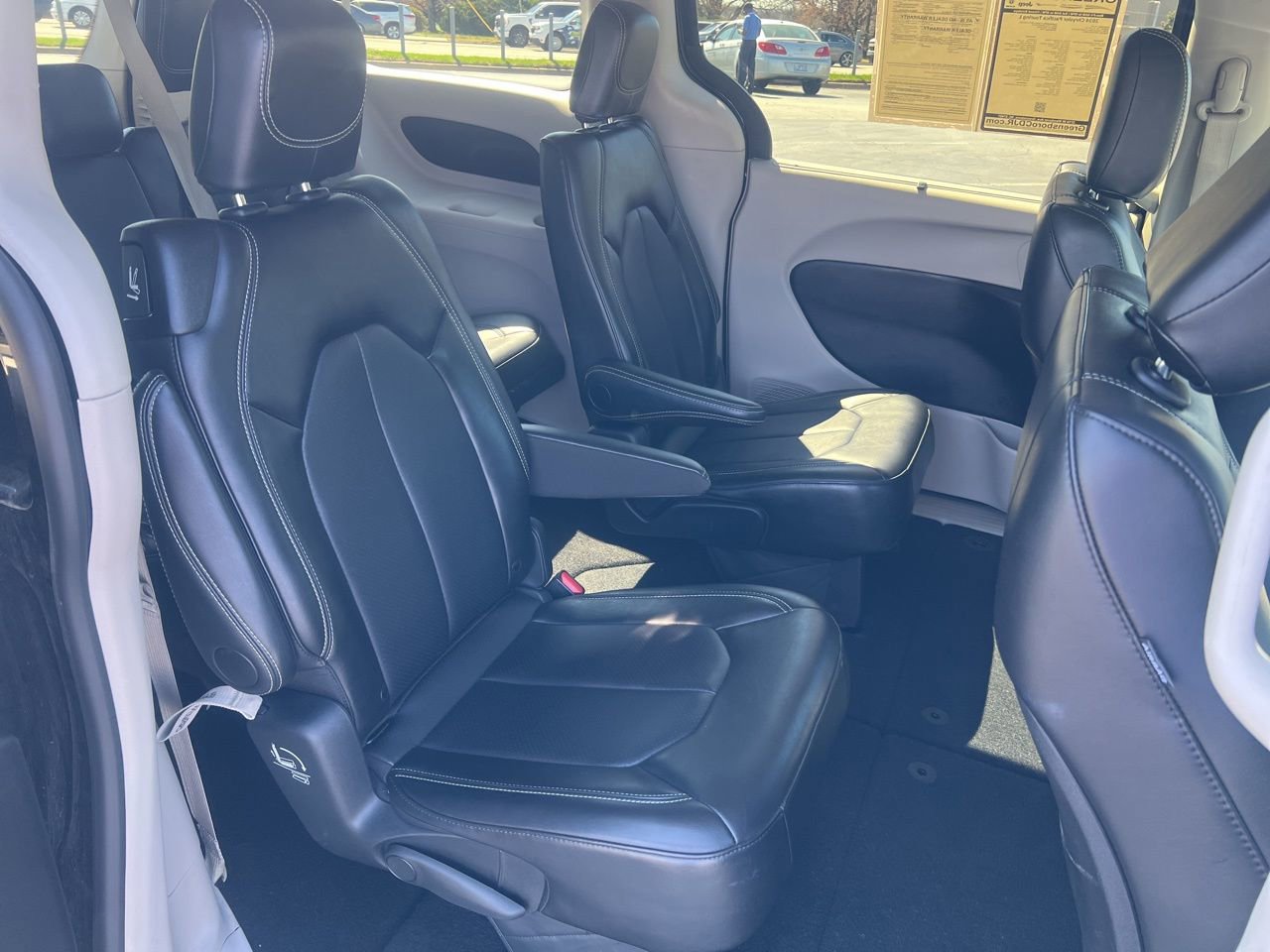 Used 2024 Chrysler Pacifica Touring-L image 21