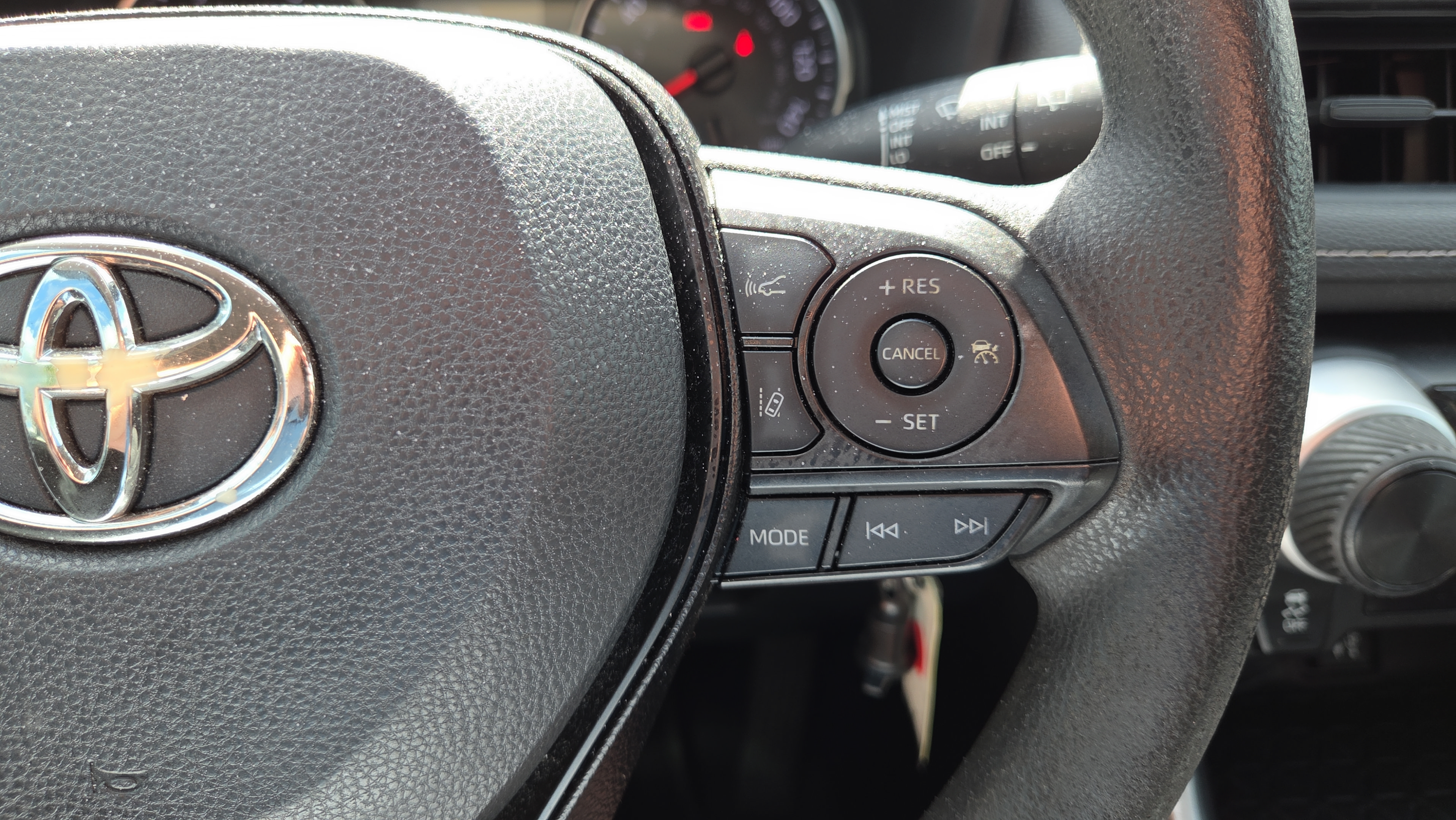 Used 2019 Toyota RAV4 LE FWD image 25