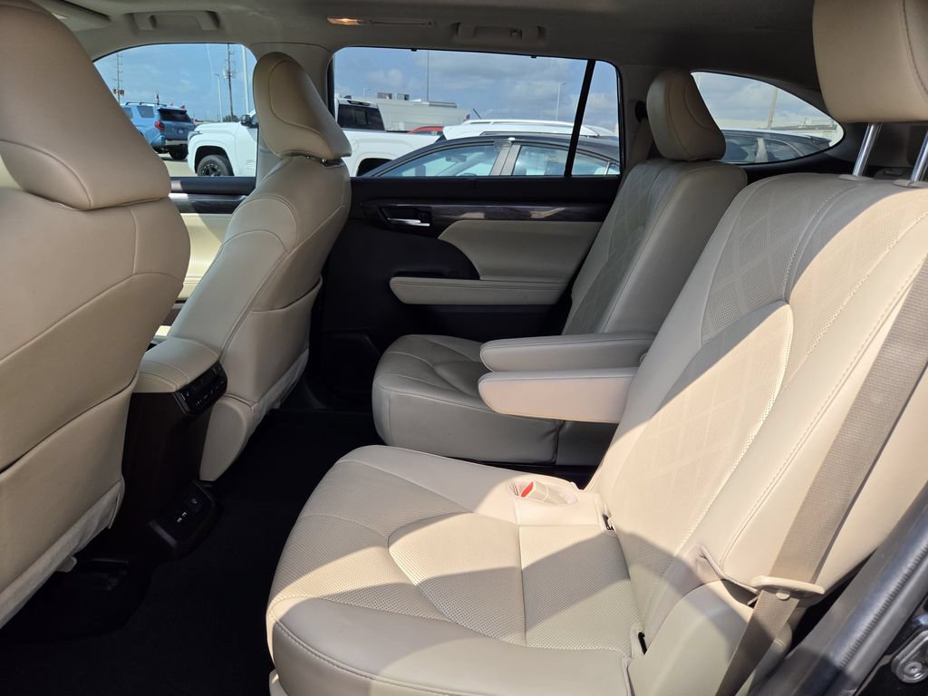 Used 2021 Toyota Highlander Platinum AWD/4WD image 30