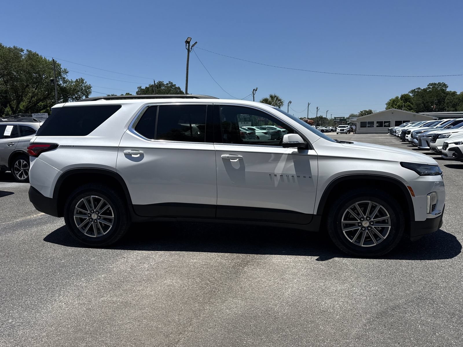Used 2023 Chevrolet Traverse LT w/ Rear Camera Mirror Package FWD image 6
