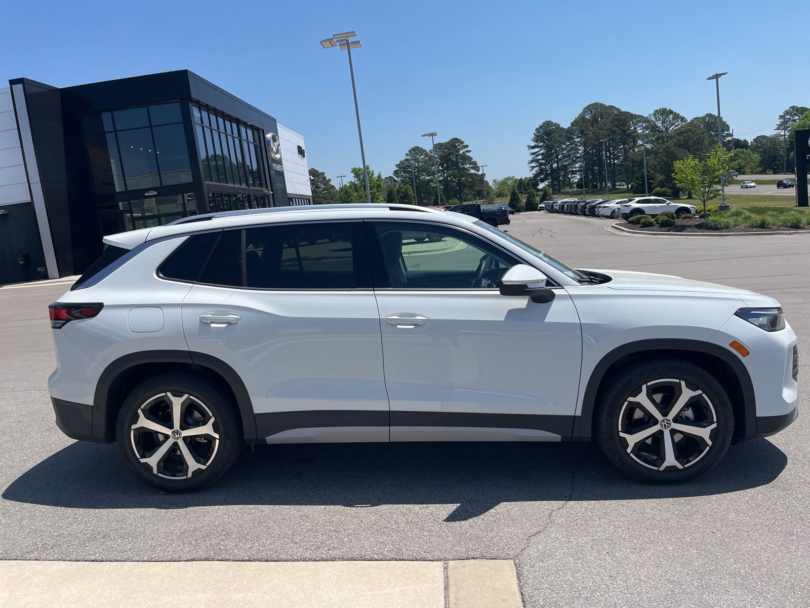 New 2026 Volkswagen Tiguan SE FWD image 3