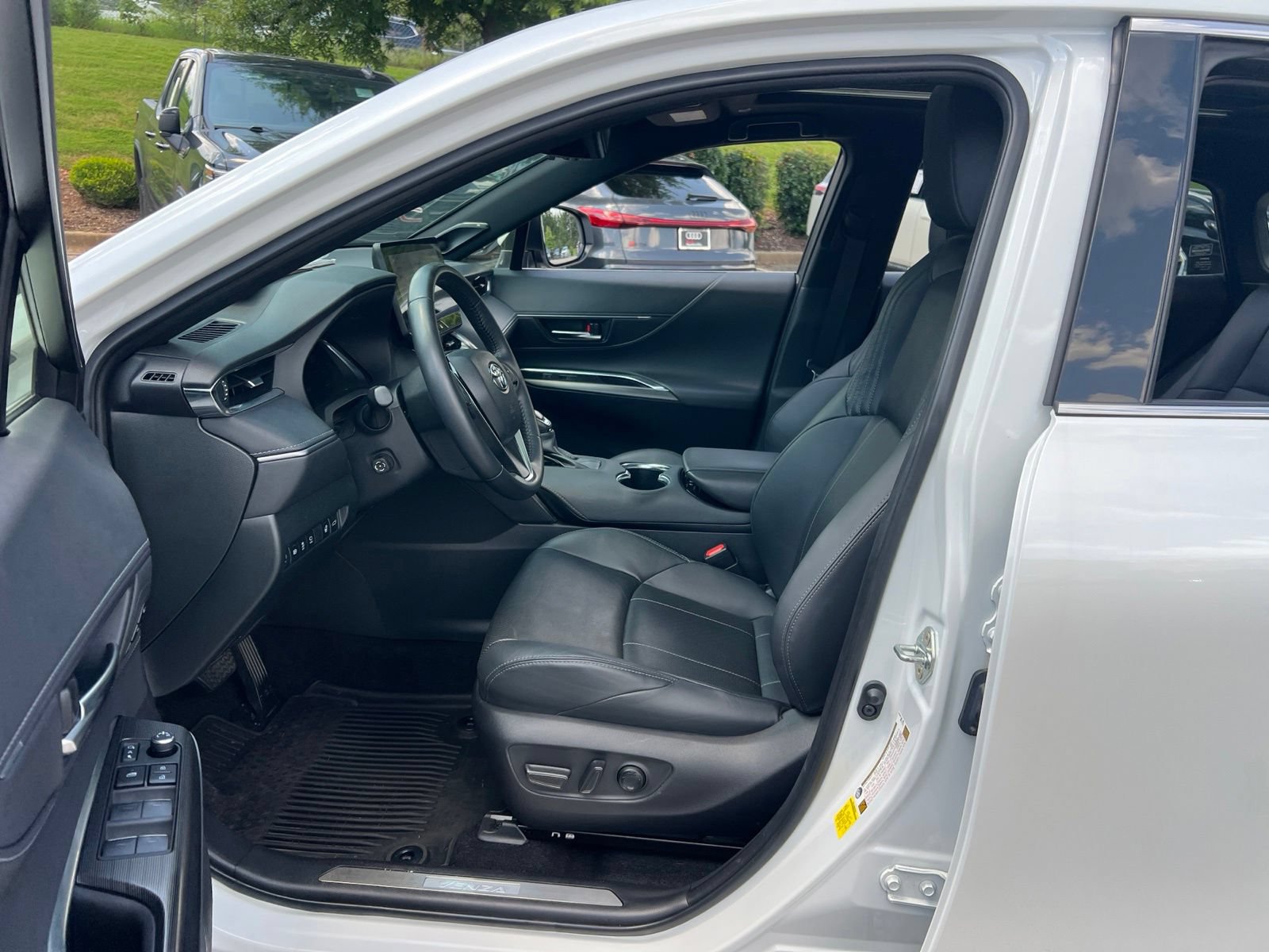 Used 2024 Toyota Venza Limited AWD/4WD image 30