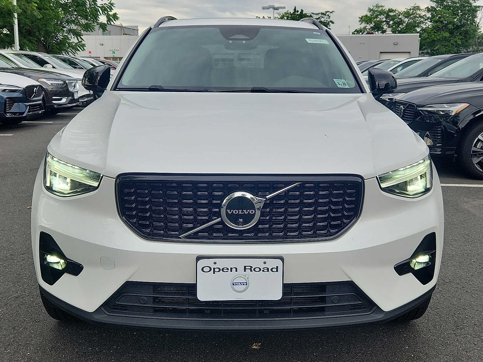 Used 2023 Volvo XC40 B5 Plus w/ Driver Assist Package AWD/4WD image 2