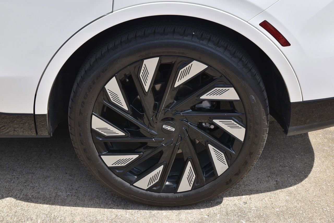 Certified 2024 Lincoln Nautilus Reserve w/ Equipment Group 203A image 11