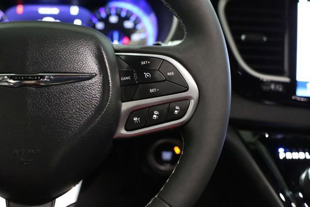 Used 2025 Chrysler Pacifica Select image 18