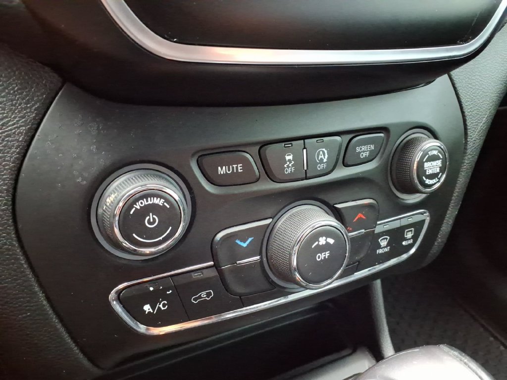 Certified 2019 Jeep Cherokee Latitude Plus w/ Cold Weather Group AWD/4WD image 15