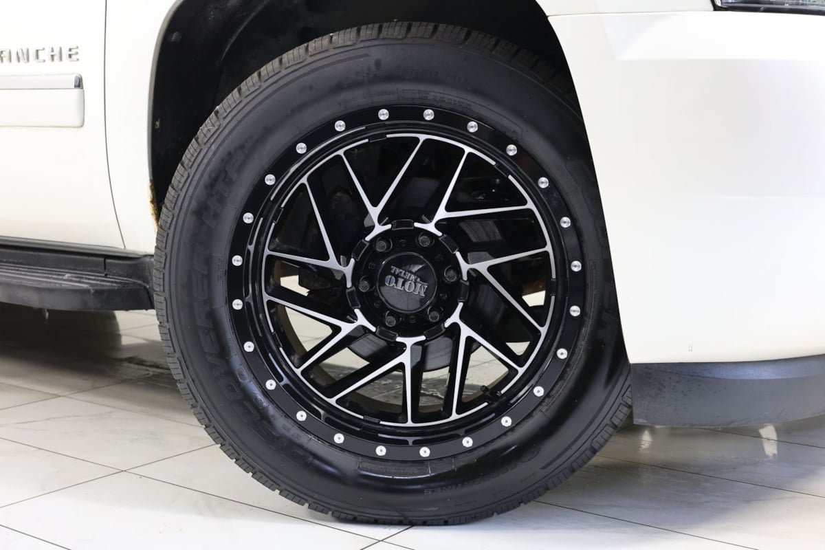 Used 2011 Chevrolet Avalanche LTZ AWD/4WD image 11