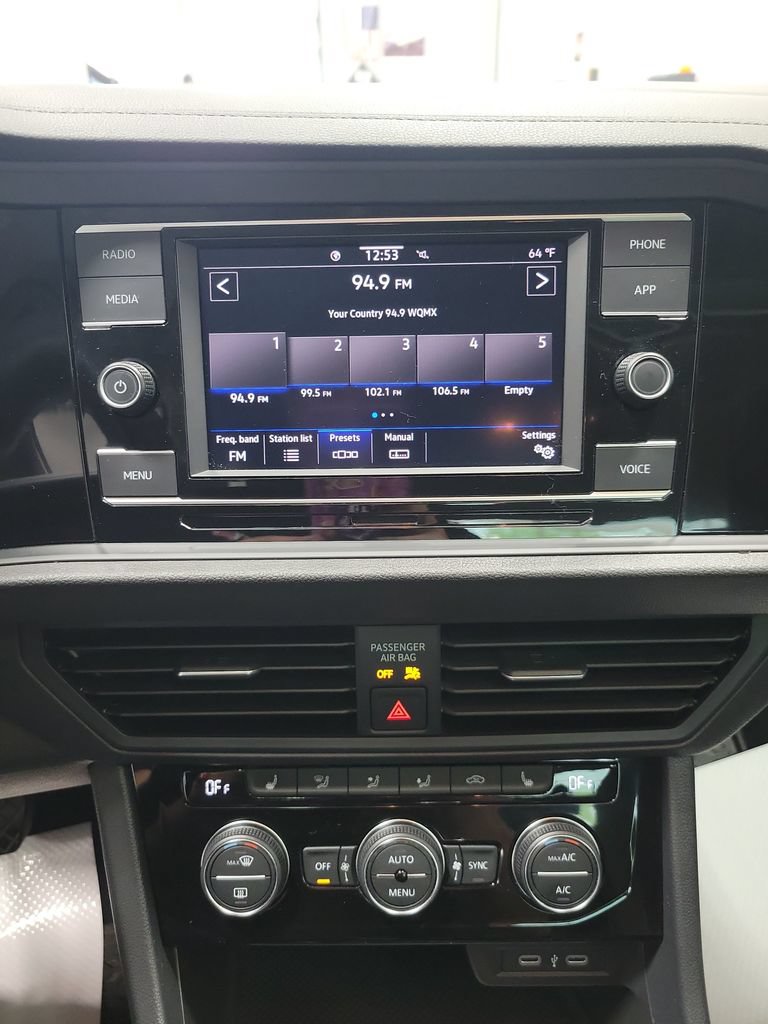 Used 2023 Volkswagen Jetta SE w/ Panoramic Sunroof Package FWD image 6