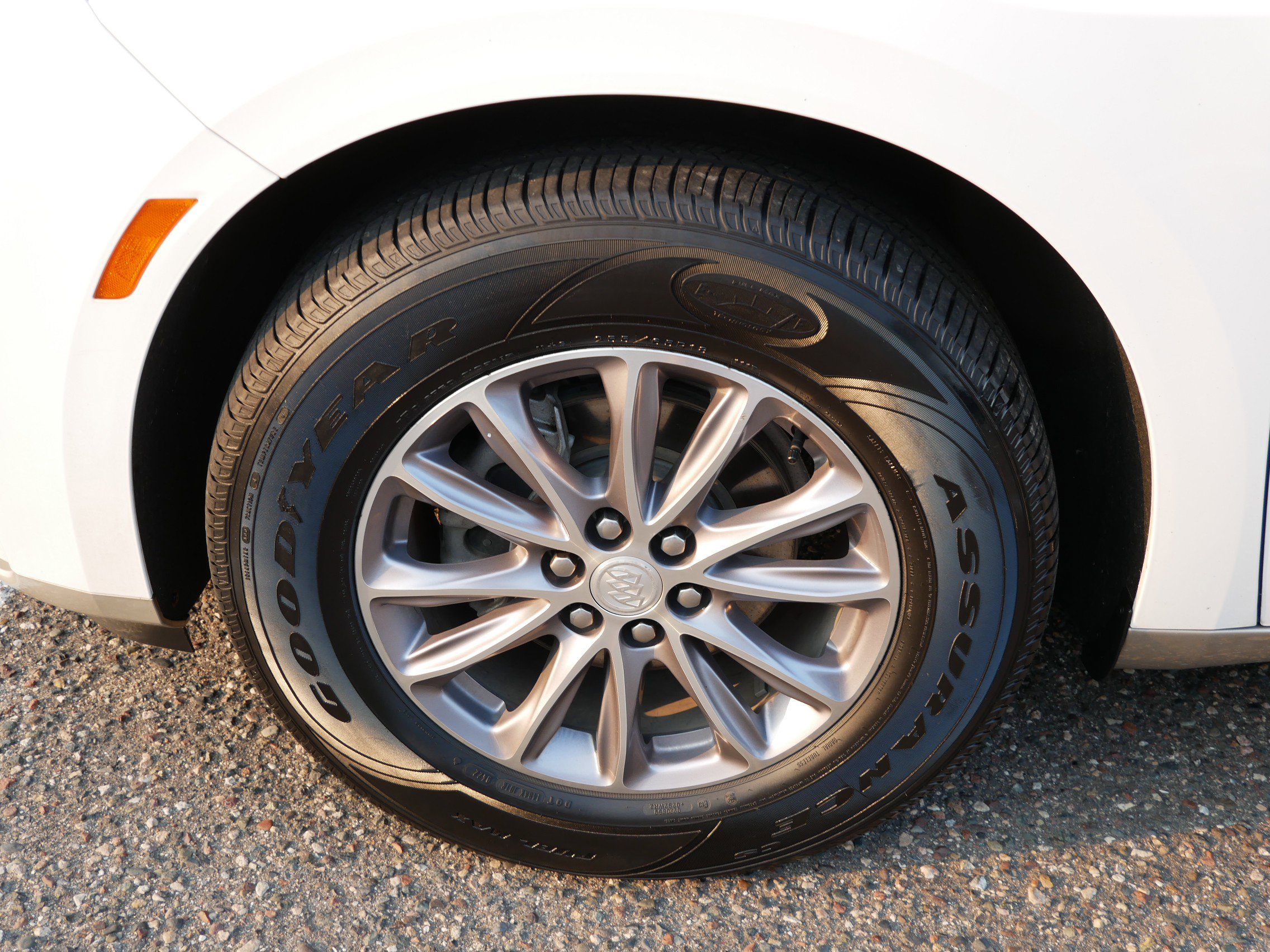 Used 2022 Buick Enclave Essence image 8