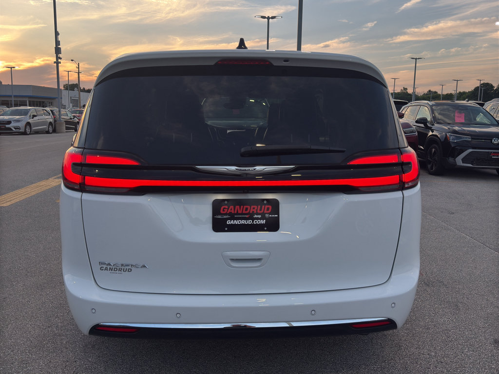 Used 2024 Chrysler Pacifica Touring-L FWD image 7