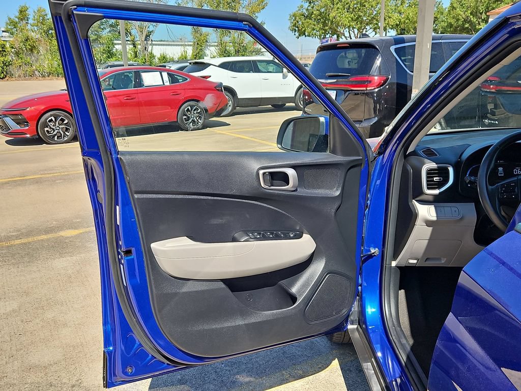 Used 2025 Hyundai Venue SEL FWD image 11
