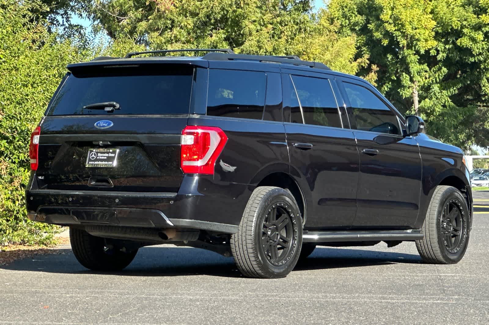 Used 2020 Ford Expedition XLT w/ Equipment Group 202A AWD/4WD image 3