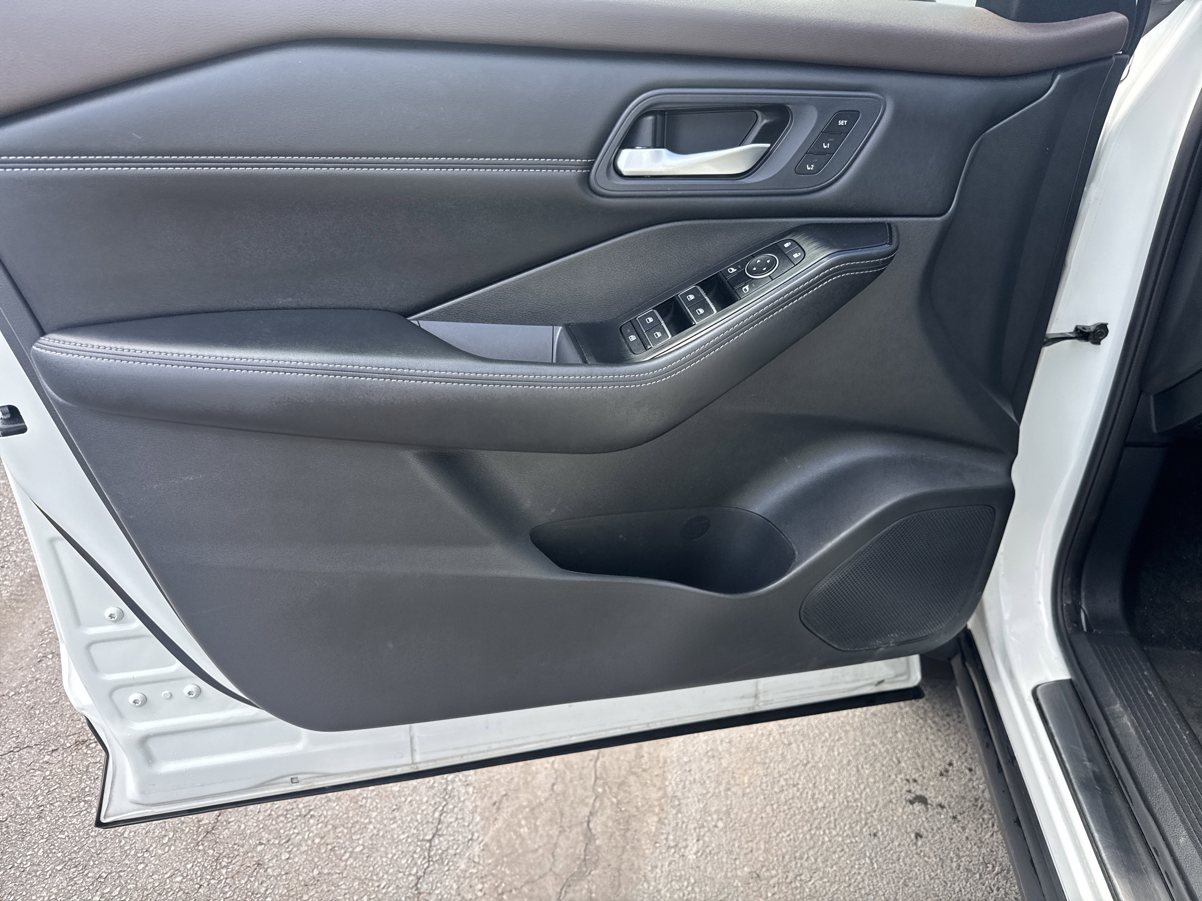 Used 2023 Nissan Rogue SL w/ SL Premium Package image 15