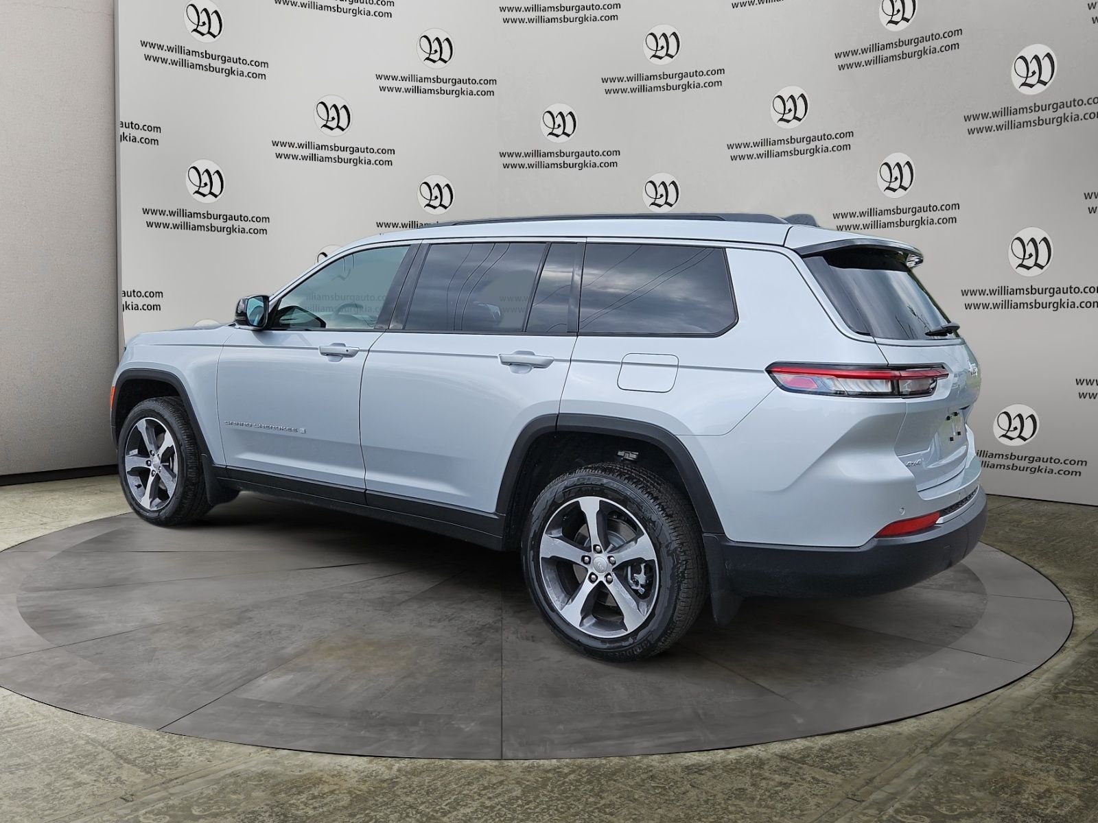 New 2026 Jeep Grand Cherokee L Limited w/ MOPAR Finishing Package AWD/4WD image 3