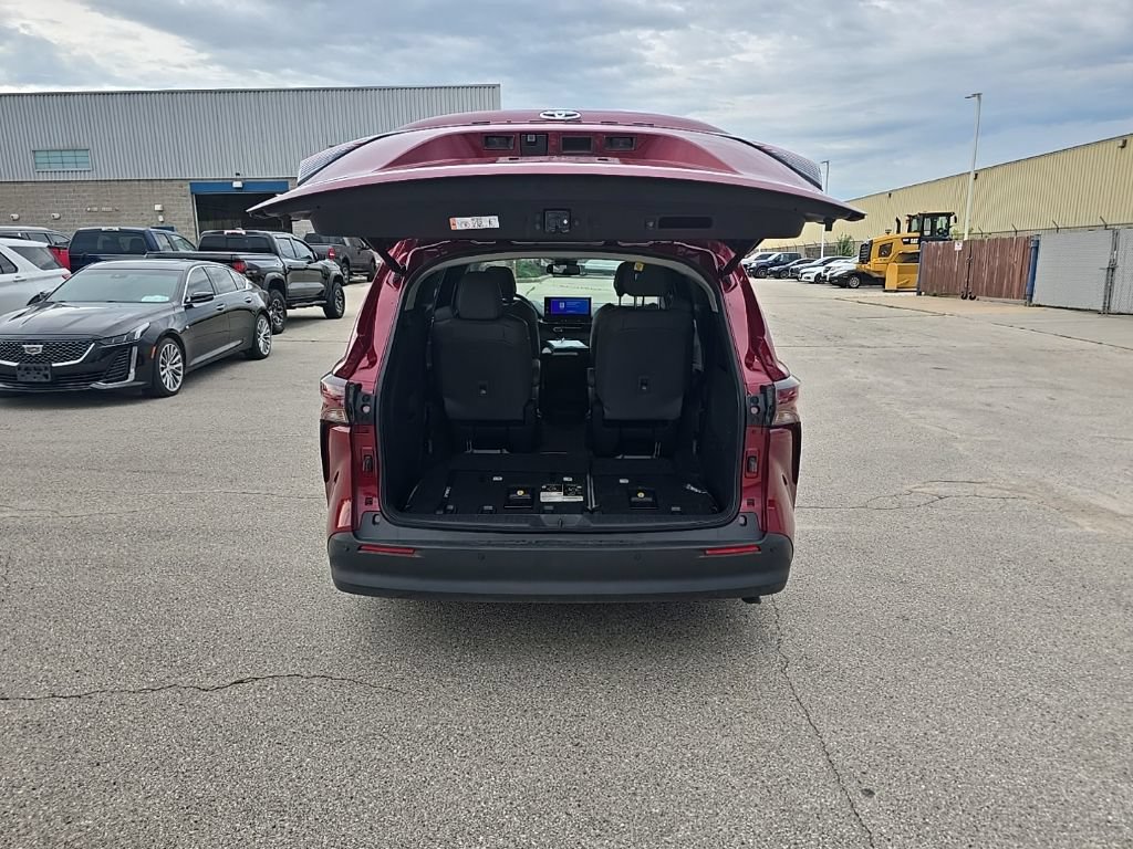 Used 2026 Toyota Sienna XLE AWD/4WD image 6