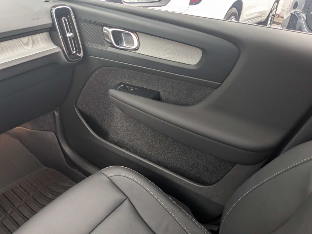 Used 2026 Volvo XC40 B5 Core w/ Climate Package AWD/4WD image 24
