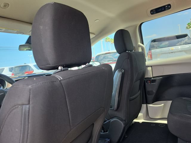 Used 2022 Chrysler Voyager LX FWD image 11