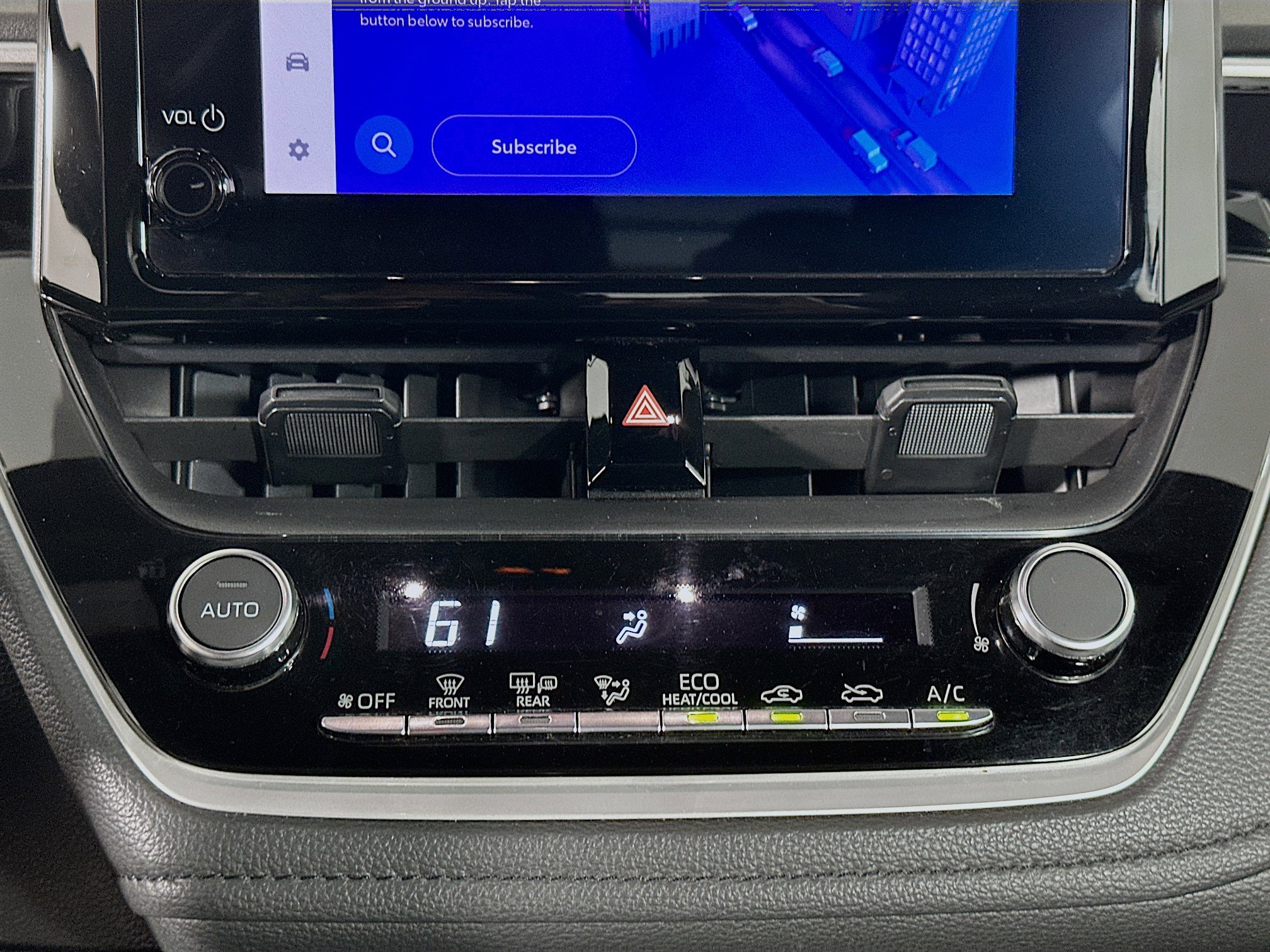 Used 2023 Toyota Corolla SE w/ SE Premium Package image 24