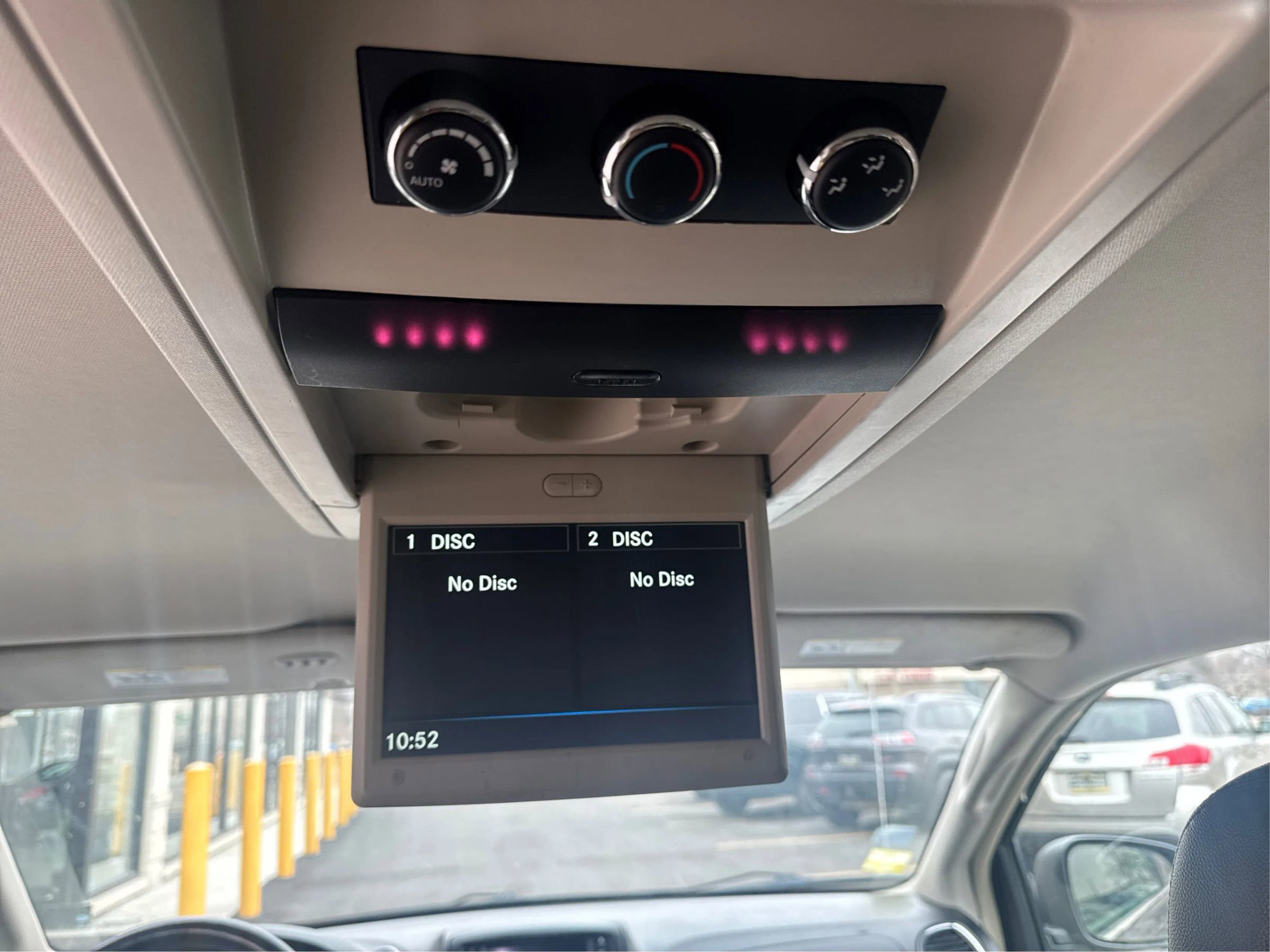 Used 2015 Chrysler Town & Country Touring w/ Driver Convenience Group image 30