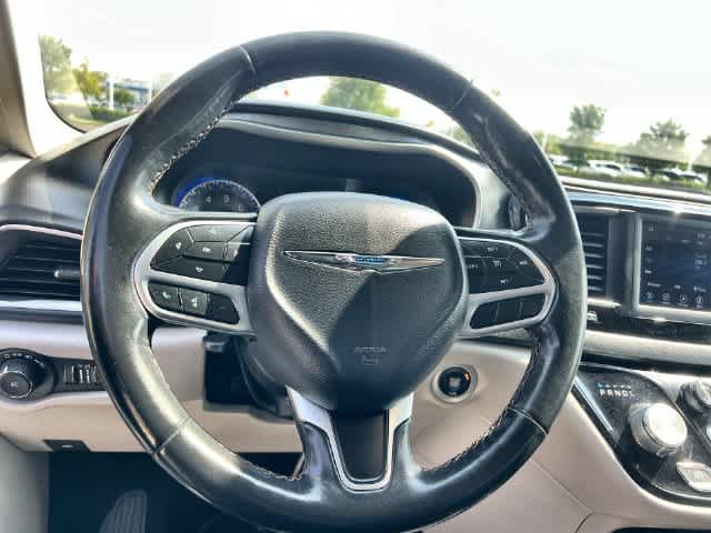 Used 2020 Chrysler Pacifica Touring-L FWD image 17
